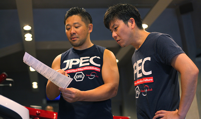 JPECのジムトレーナーと男性