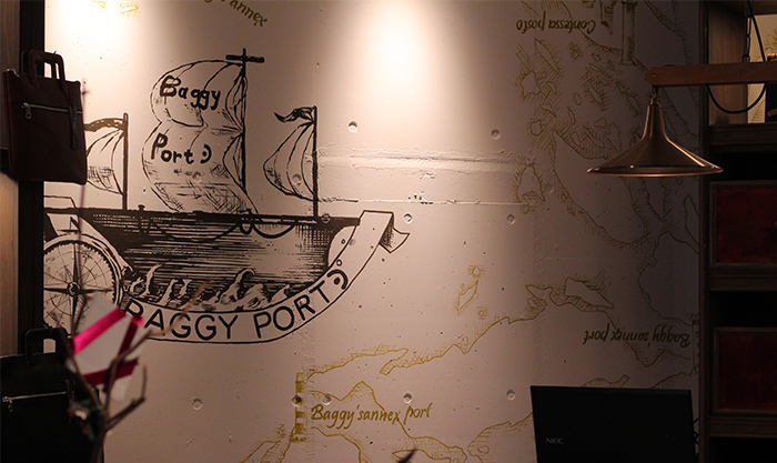 船のアートが描かれている壁